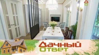 Теплая веранда с большим столом, потайной лестницей, колоритной печкой и рельефными стенами 08.10.2017