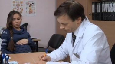 Беременную девушку шантажирует доктор-взяточник 14.07.2013